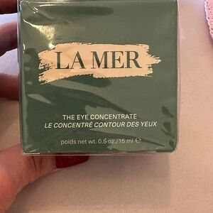 La Mer Dual-Repair Eye Cream in Black and White Packaging